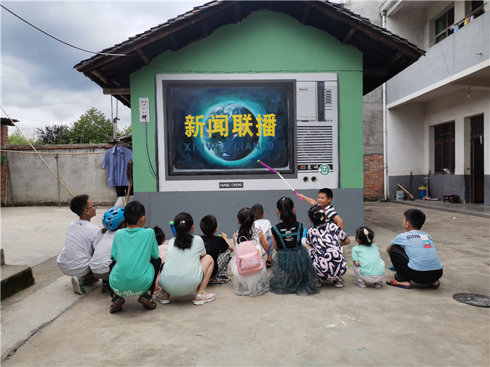 孩子们趣看怀旧老电视.jpg 孩子们趣看怀旧老电视.jpg