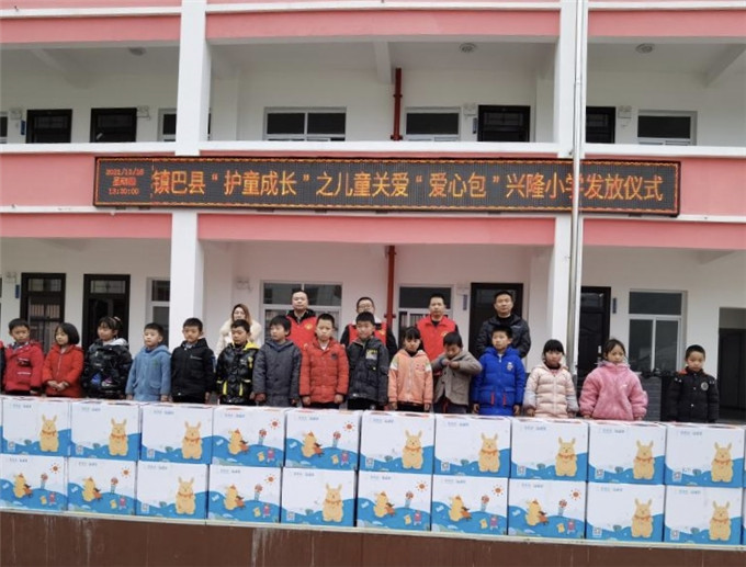 兴隆小学“护童成长”爱心包发放活动.jpg 兴隆小学“护童成长”爱心包发放活动.jpg