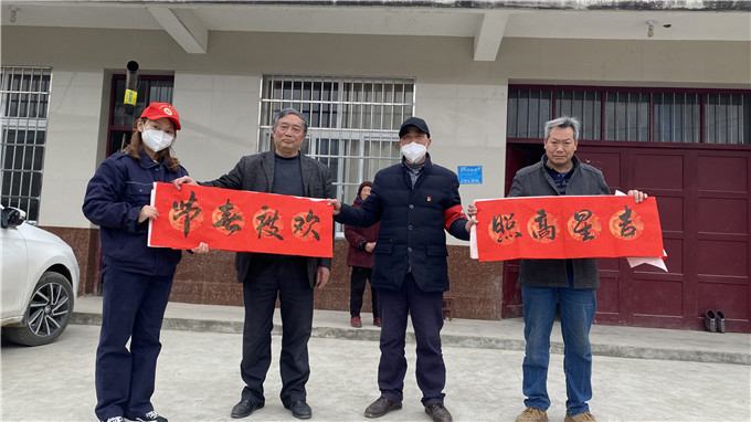 为村民送春联.jpg 为村民送春联.jpg