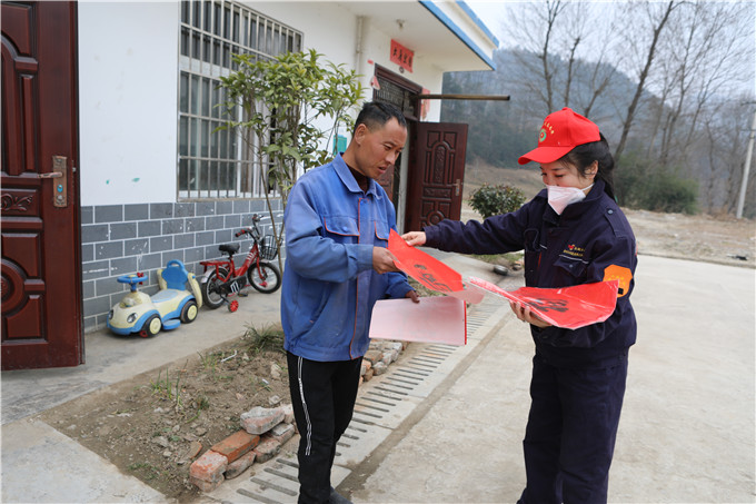 为村民送福.JPG