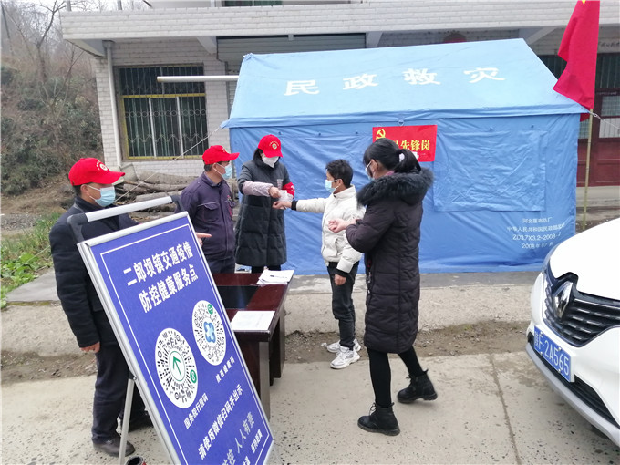 志愿者在村口卡点服务.jpg 志愿者在村口卡点服务.jpg