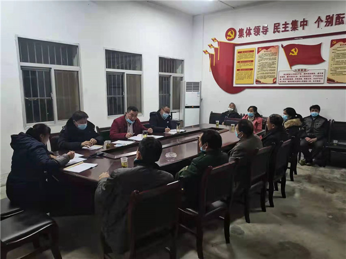 1.组织党员群众宣讲政策.jpg 1.组织党员群众宣讲政策.jpg