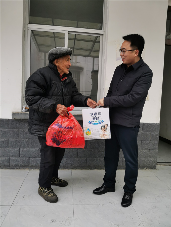 2.关心慰问留守老人.jpg 2.关心慰问留守老人.jpg
