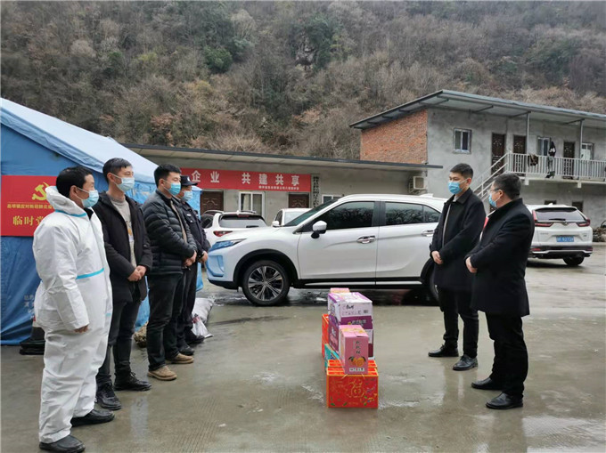 6.慰问疫情防控值守人员.jpg 6.慰问疫情防控值守人员.jpg
