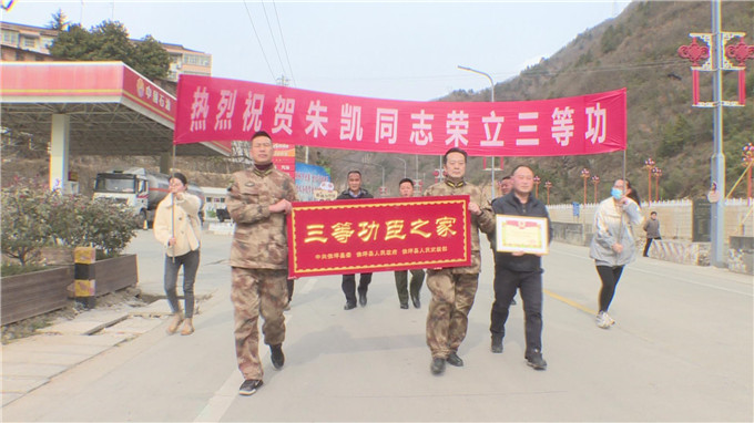 敲锣打鼓送喜报.jpg 敲锣打鼓送喜报.jpg