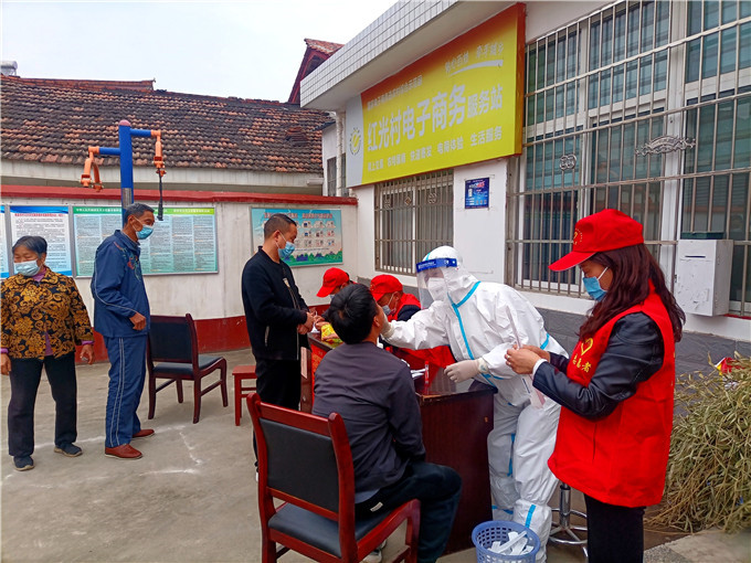 志愿者协助医护人员进行核酸检测信息录入.jpg 志愿者协助医护人员进行核酸检测信息录入.jpg