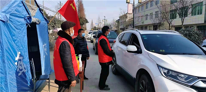 志愿者在卡点对过往车辆进行信息登记.jpg 志愿者在卡点对过往车辆进行信息登记.jpg