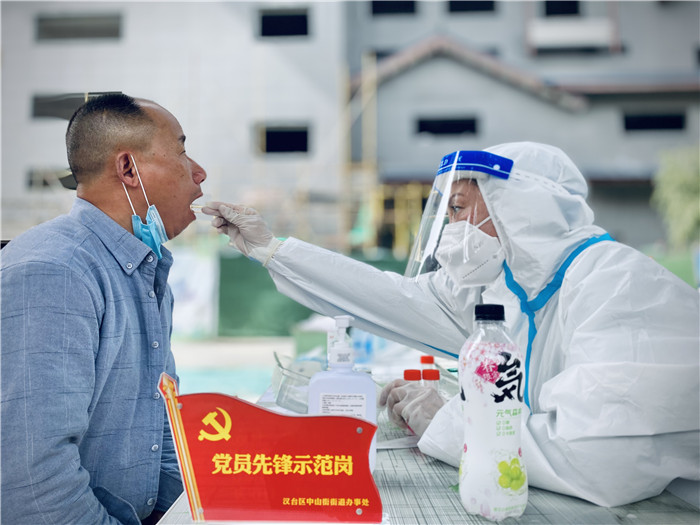 党员先锋大白.jpg 党员先锋大白.jpg
