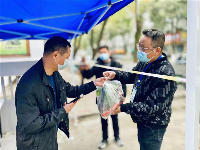 为居民送菜.jpg 为居民送菜.jpg