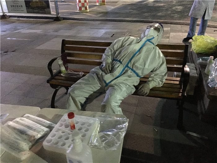 大白在路边长椅上睡着.jpg 大白在路边长椅上睡着.jpg