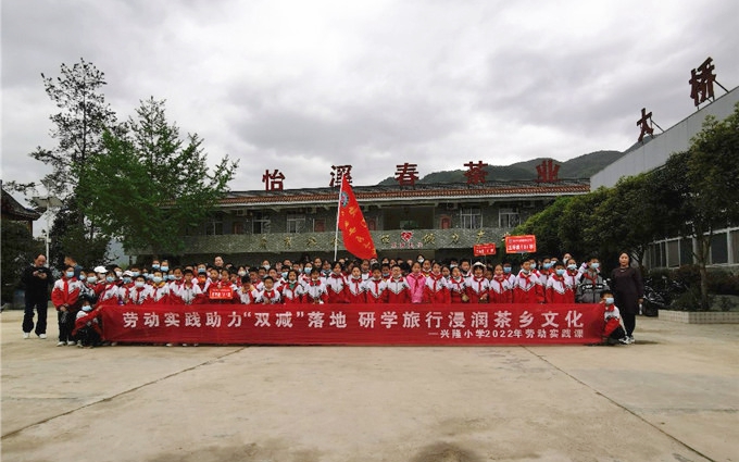 劳动实践活动师生大合影.jpg 劳动实践活动师生大合影.jpg