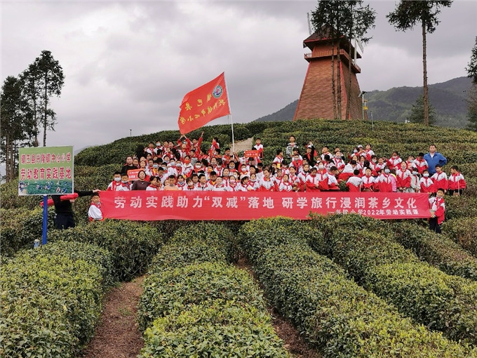 学生在兴小劳动实践基地的合影.jpg 学生在兴小劳动实践基地的合影.jpg