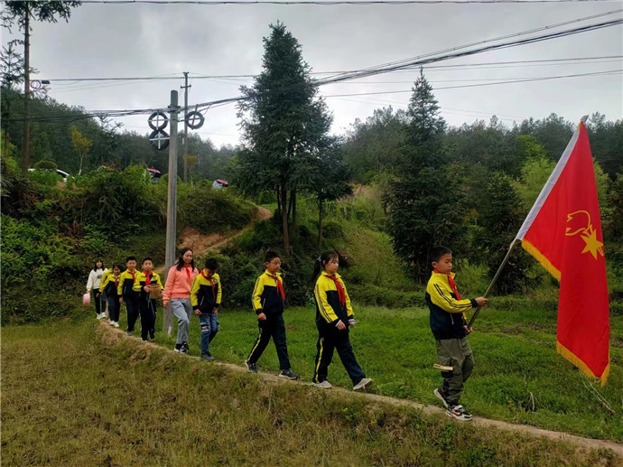 走进劳动实践基地.jpg 走进劳动实践基地.jpg