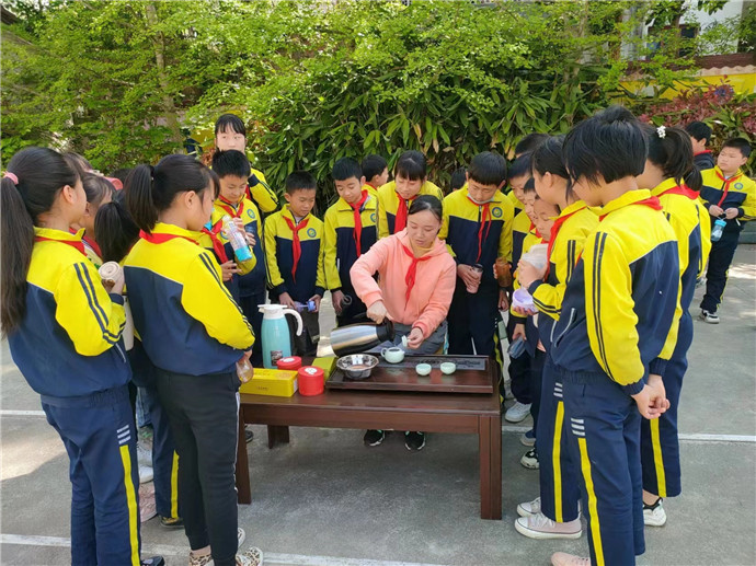 辅导老师组织学生学习泡茶.jpg 辅导老师组织学生学习泡茶.jpg