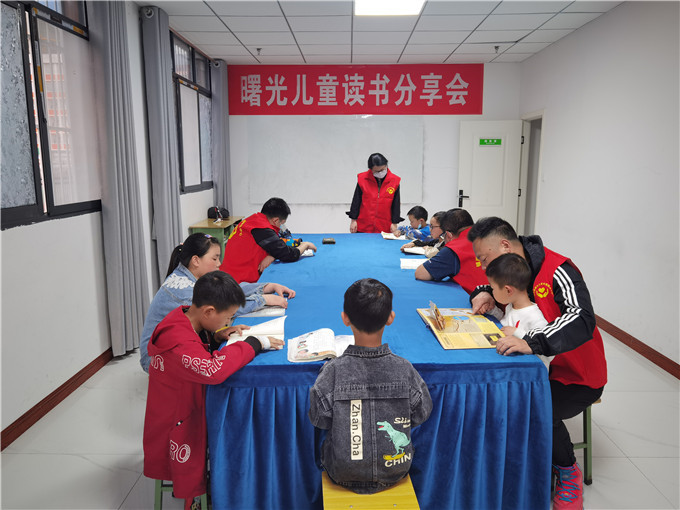 志愿者陪同孩子们一起阅读.jpg 志愿者陪同孩子们一起阅读.jpg