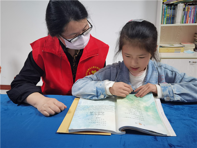 志愿者陪同孩子们一起读书3.jpg 志愿者陪同孩子们一起读书3.jpg