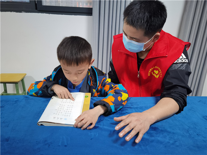 志愿者陪同孩子们一起读书4.jpg 志愿者陪同孩子们一起读书4.jpg
