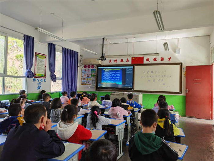 学生观看钉钉系统普法讲座直播.jpg 学生观看钉钉系统普法讲座直播.jpg