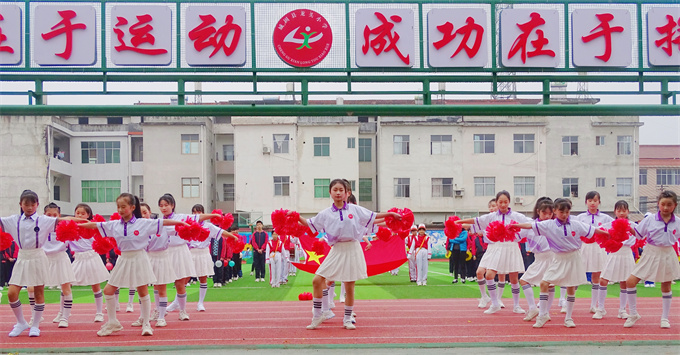 3月31日城固县龙头小学春季阳光运动会上舞蹈社团的啦啦操表演.jpg 3月31日城固县龙头小学春季阳光运动会上舞蹈社团的啦啦操表演.jpg