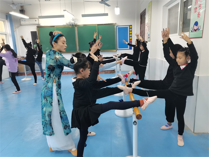 4月29日城固县龙头小学少年宫舞蹈社团的指导老师正在给学生们上形体课.jpg 4月29日城固县龙头小学少年宫舞蹈社团的指导老师正在给学生们上形体课.jpg