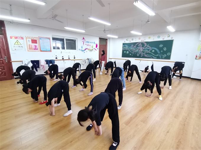 4月29日龙头小学少年宫舞蹈社团的指导老师正在指导学生练习基本功.jpg 4月29日龙头小学少年宫舞蹈社团的指导老师正在指导学生练习基本功.jpg