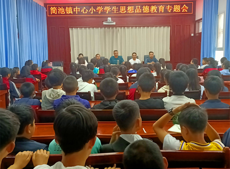 校长给学生提要求指方向.jpg 校长给学生提要求指方向.jpg