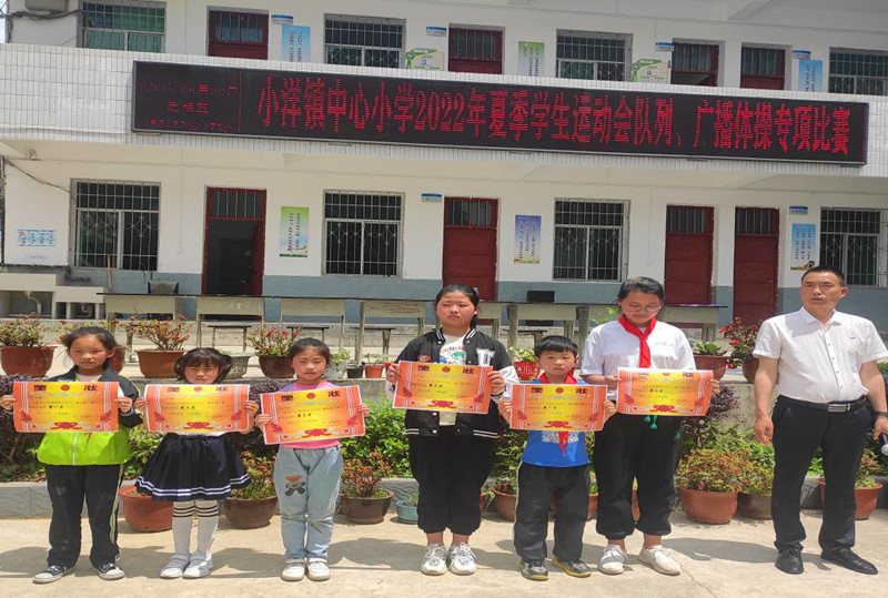获奖班级学生代表合影.jpg 获奖班级学生代表合影.jpg