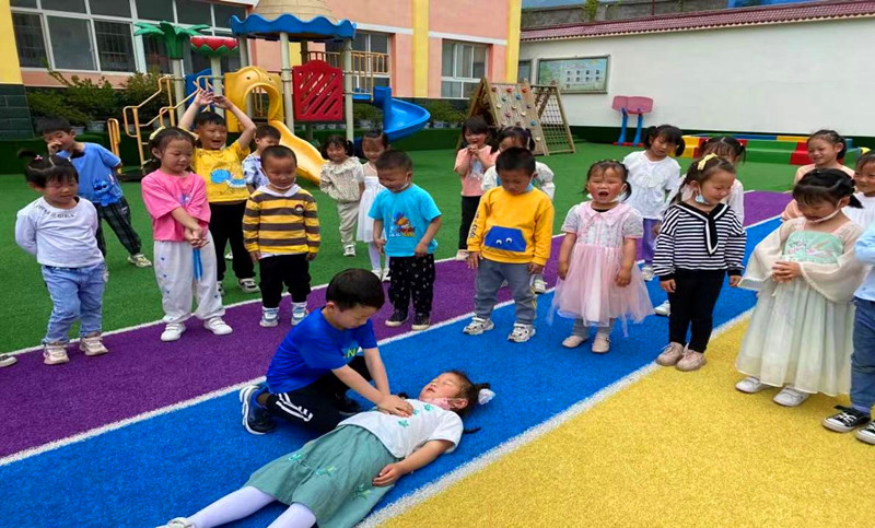 幼儿学做人工呼吸.jpg 幼儿学做人工呼吸.jpg