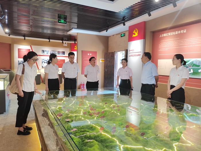 到沙窝村红军遗址开展红色教育.jpg 到沙窝村红军遗址开展红色教育.jpg