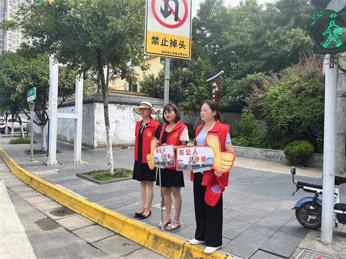 民主路与金华路十字路口文明交通助力文明城市创建志愿服务活动.jpg 民主路与金华路十字路口文明交通助力文明城市创建志愿服务活动.jpg