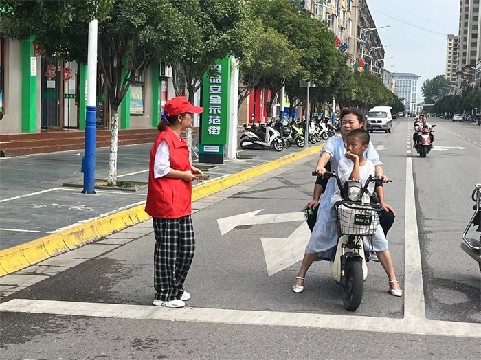 劝导市民一盔一带.jpg 劝导市民一盔一带.jpg
