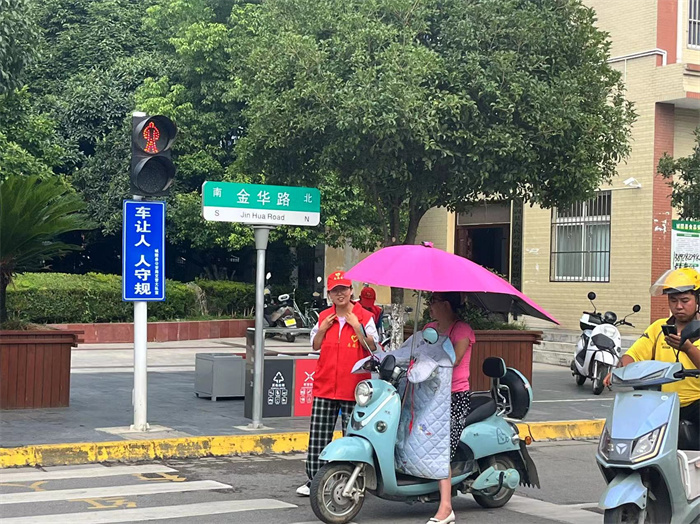 劝导市民出行戴头盔.jpg 劝导市民出行戴头盔.jpg