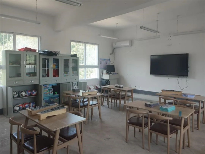 刚建成的小屋.jpg 刚建成的小屋.jpg