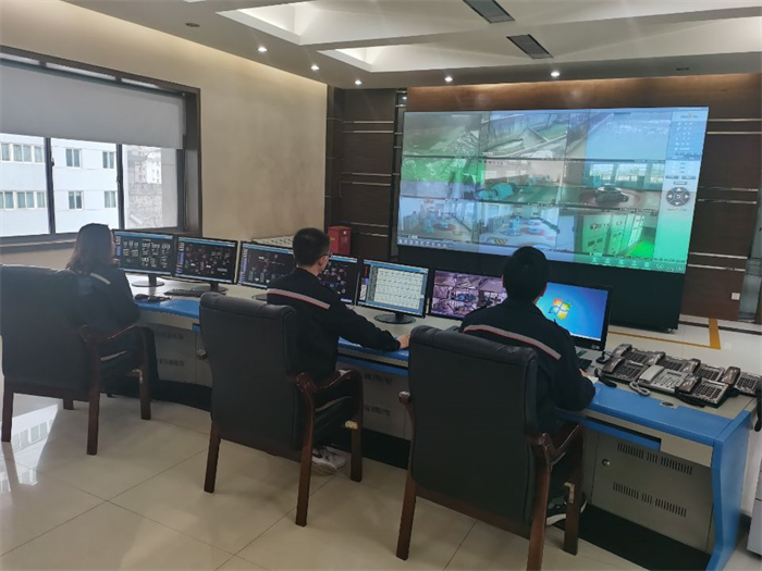 发电监控中心工作人员坚守岗位.jpg 发电监控中心工作人员坚守岗位.jpg