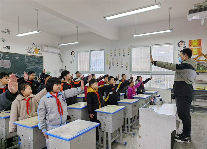 学生跟老师学习交通指挥手势.jpg 学生跟老师学习交通指挥手势.jpg