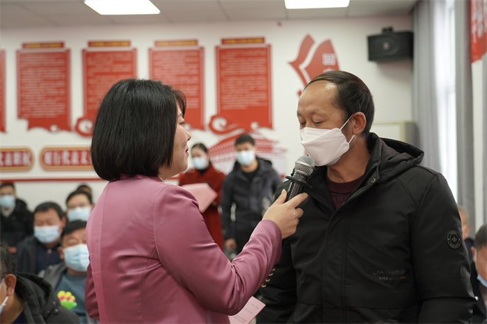5.党的二十大精神有奖问答环节,群众积极回答问题.jpg 5.党的二十大精神有奖问答环节,群众积极回答问题.jpg