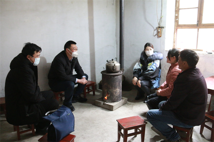 慰问汉中市第四届孝老爱亲道德模范刘恩翠1.jpg 慰问汉中市第四届孝老爱亲道德模范刘恩翠1.jpg