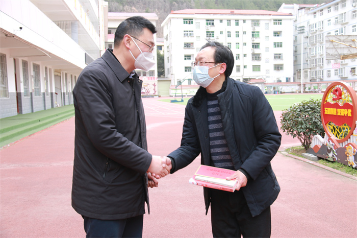 慰问中国好人、陕西省第四届见义勇为道德模范周峰.jpg 慰问中国好人、陕西省第四届见义勇为道德模范周峰.jpg