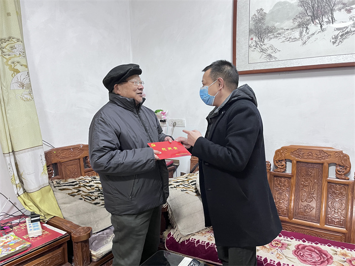 慰问陕西省道德模范张俊杰.jpg 慰问陕西省道德模范张俊杰.jpg