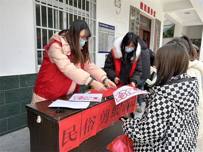 民俗剪纸活动3.jpg 民俗剪纸活动3.jpg