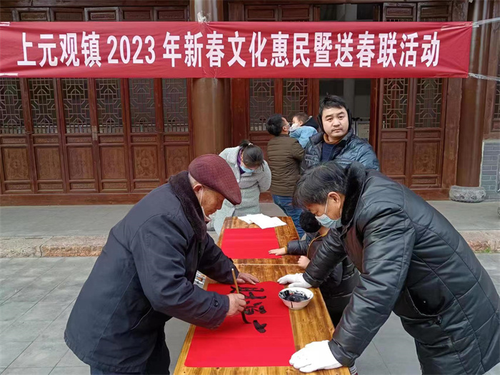 书法爱好者书写春联.jpg 书法爱好者书写春联.jpg