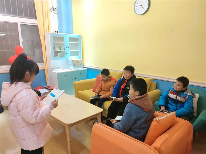 教师组织留守儿童开展亲情故事分享交流会.jpg 教师组织留守儿童开展亲情故事分享交流会.jpg