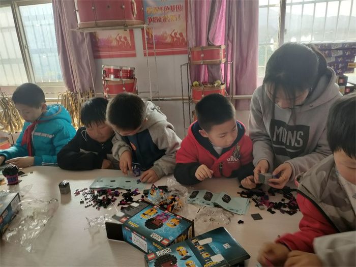 老师带领留守儿童们一起体验拼装“乐高机器人”.jpg 老师带领留守儿童们一起体验拼装“乐高机器人”.jpg
