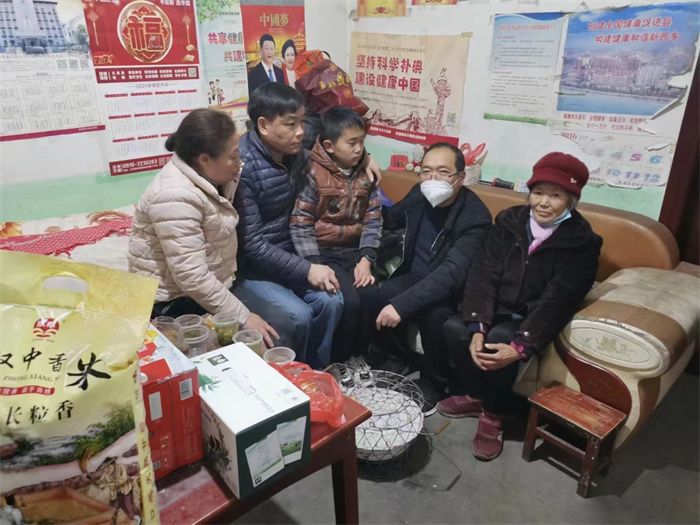 帮扶老师和爱心人士2023年春节前去看望一位无双亲儿童.jpg 帮扶老师和爱心人士2023年春节前去看望一位无双亲儿童.jpg