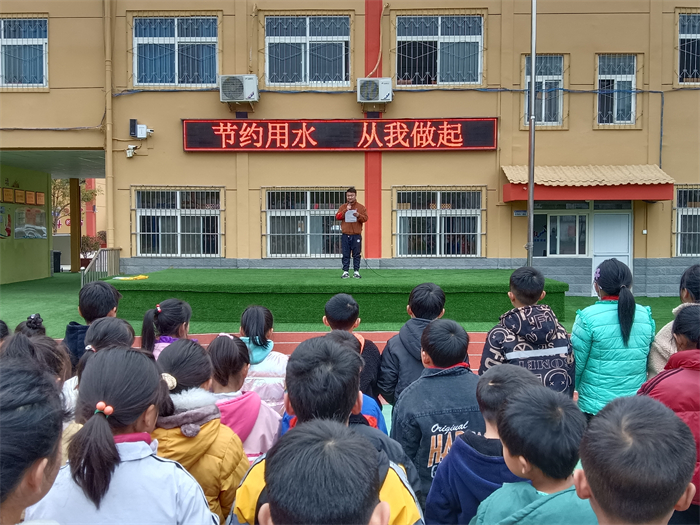 举行“节约用水,从我做起”主题升旗仪式.jpg 举行“节约用水,从我做起”主题升旗仪式.jpg
