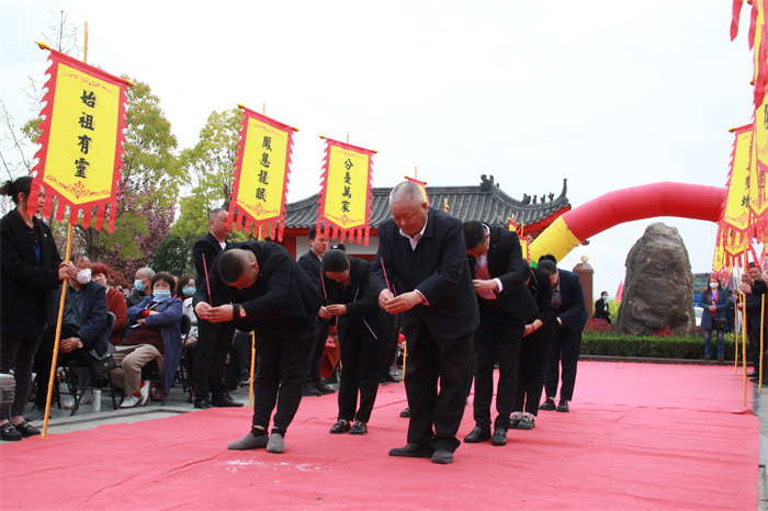 群众祭祀祈福.jpg 群众祭祀祈福.jpg