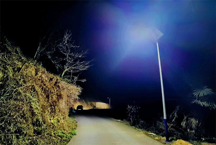 6-3夜晚山区路段太阳能路灯安装效果.jpg 6-3夜晚山区路段太阳能路灯安装效果.jpg