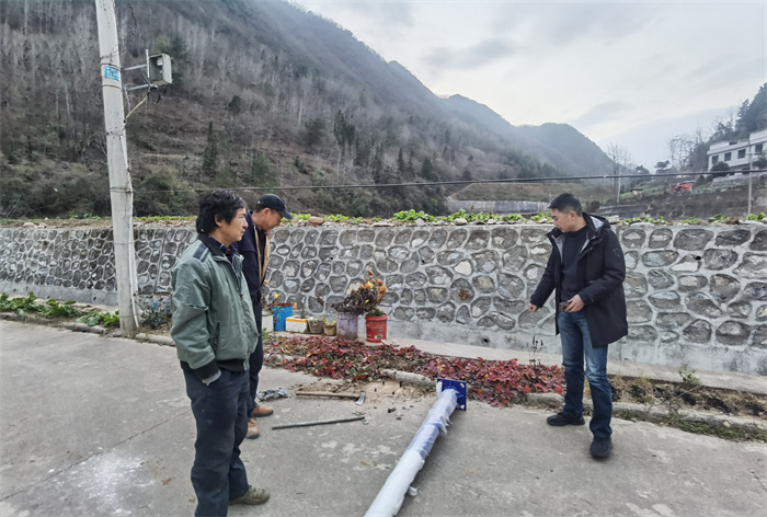 5帮扶单位领导现场指导太阳能路灯安装.jpg 5帮扶单位领导现场指导太阳能路灯安装.jpg