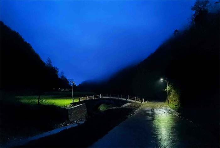 6-1夜晚山区路段太阳能路灯安装效果.jpg 6-1夜晚山区路段太阳能路灯安装效果.jpg