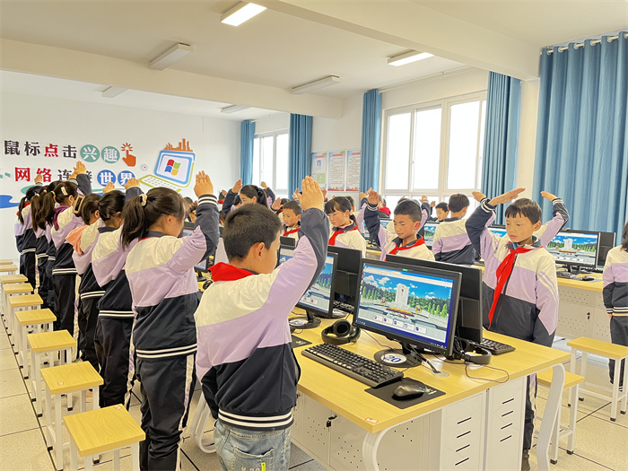 组织学生网上祭英烈.jpg 组织学生网上祭英烈.jpg